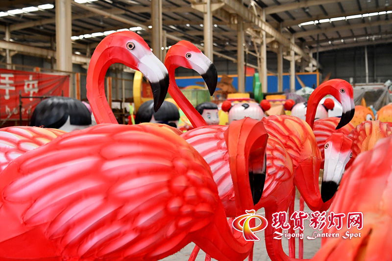 火烈鳥彩燈花燈，草坪上散點(diǎn)擺放安裝彩燈花燈